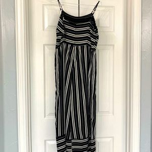 Black and white jumpsuit with adjustable straps and pockets!